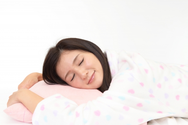 ブログ用　うつぶせで寝る女性