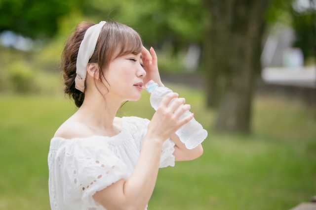 ブログ用　水を飲む女性