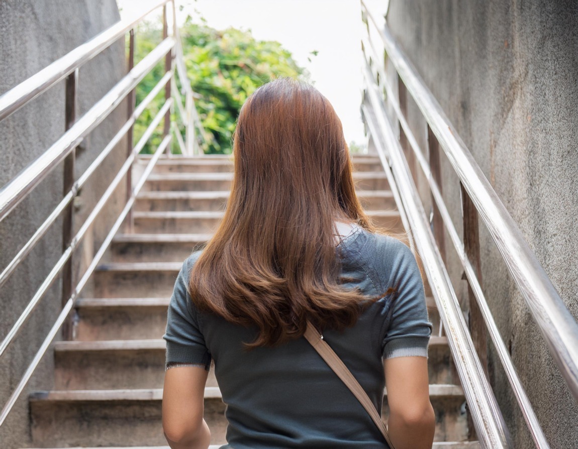 階段を登る女性の後ろ姿