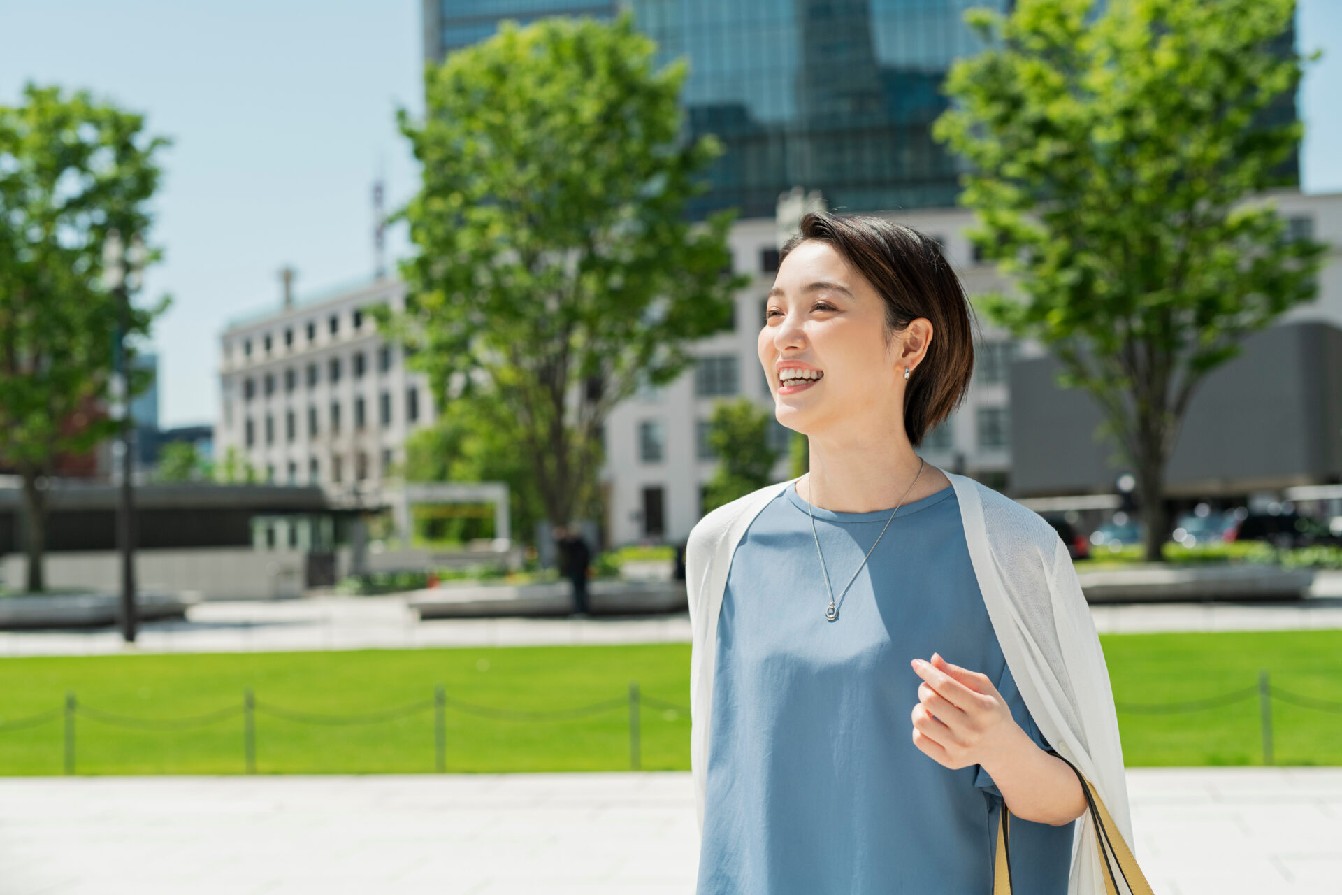 体調や季節に合わせてマッサージのタイミングを選ぶ女性が、晴れやかな表情で外を歩いている様子