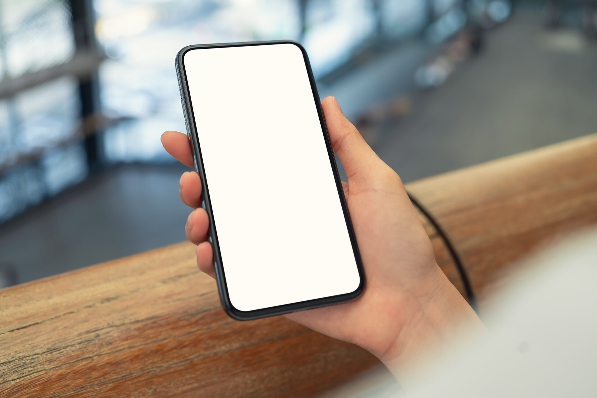 片手でスマホを操作している様子｜親指に負担がかかる日常動作の例