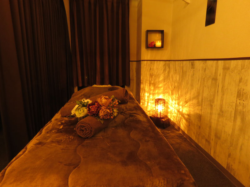 落ち着いた照明の施術ルーム内観(池袋の睡眠質改善リラク シュエット)